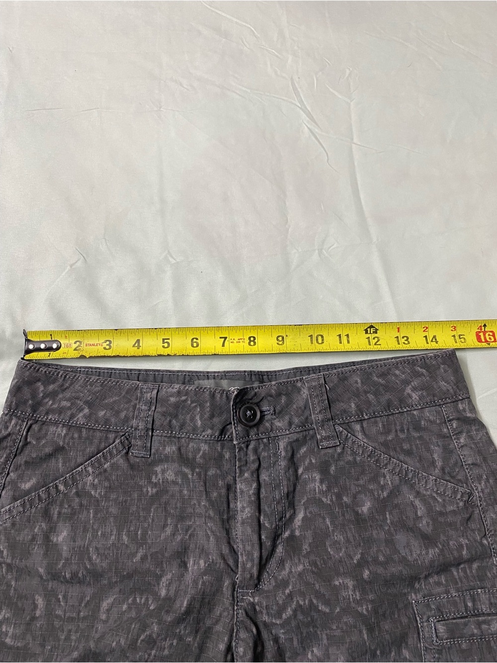 Eddie Bauer Women’s Gray Camo Cargo Shorts Ripstop Size 2 Gorpcore Outdoor - Picture 6 of 7